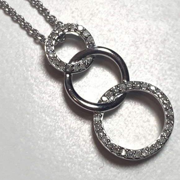 Sterling Silver and Diamond Graduated Circles Pendant Necklace - Picture 3 of 8